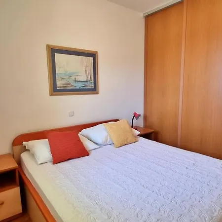 Cesarica * Omis